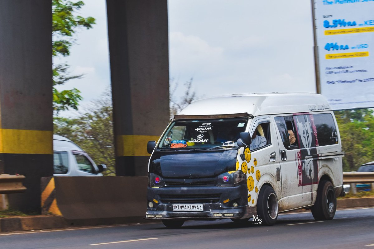 urban_wheezc's tweet image. 🔥🤍 Clean but with character!

Black front, white body — serious meets playful 😄
Low stance, wide rims — build imepewa attention proper.

Smooth highway movement, pro control 👏
Simple concept. Bold execution. 🔥

#obungajr #urbanwheelsmedia #VanCulture #CleanButDifferent 🚐🔥