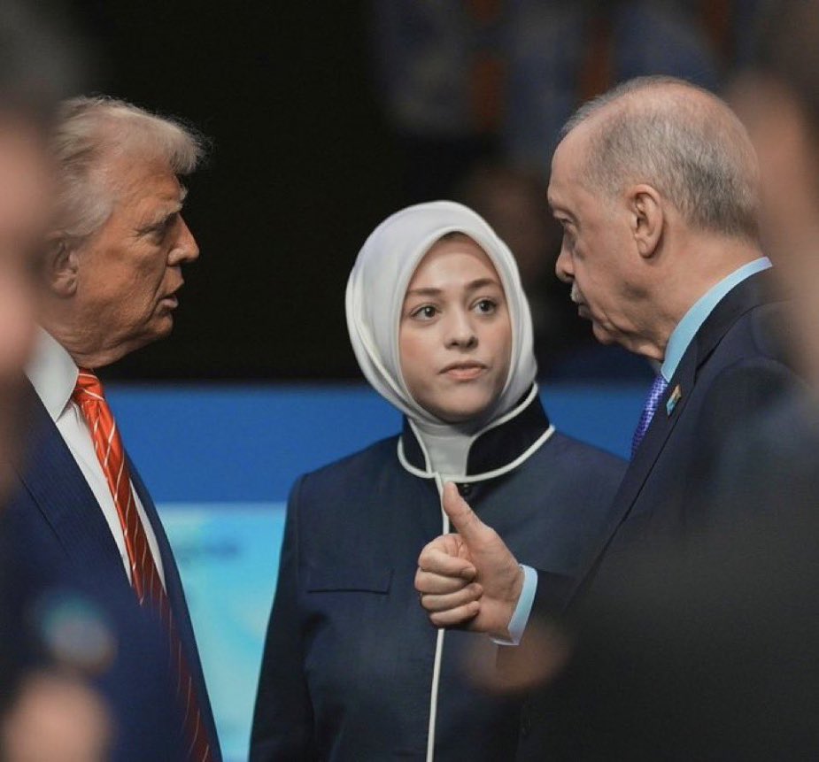 28 Şubatta baş örtüsünden dolayı Anneleri okula alınmayanlar .
Şimdi onlar dünyaya diplomasi dersi veriyorlar.
Devrimin Adı ERDOĞAN