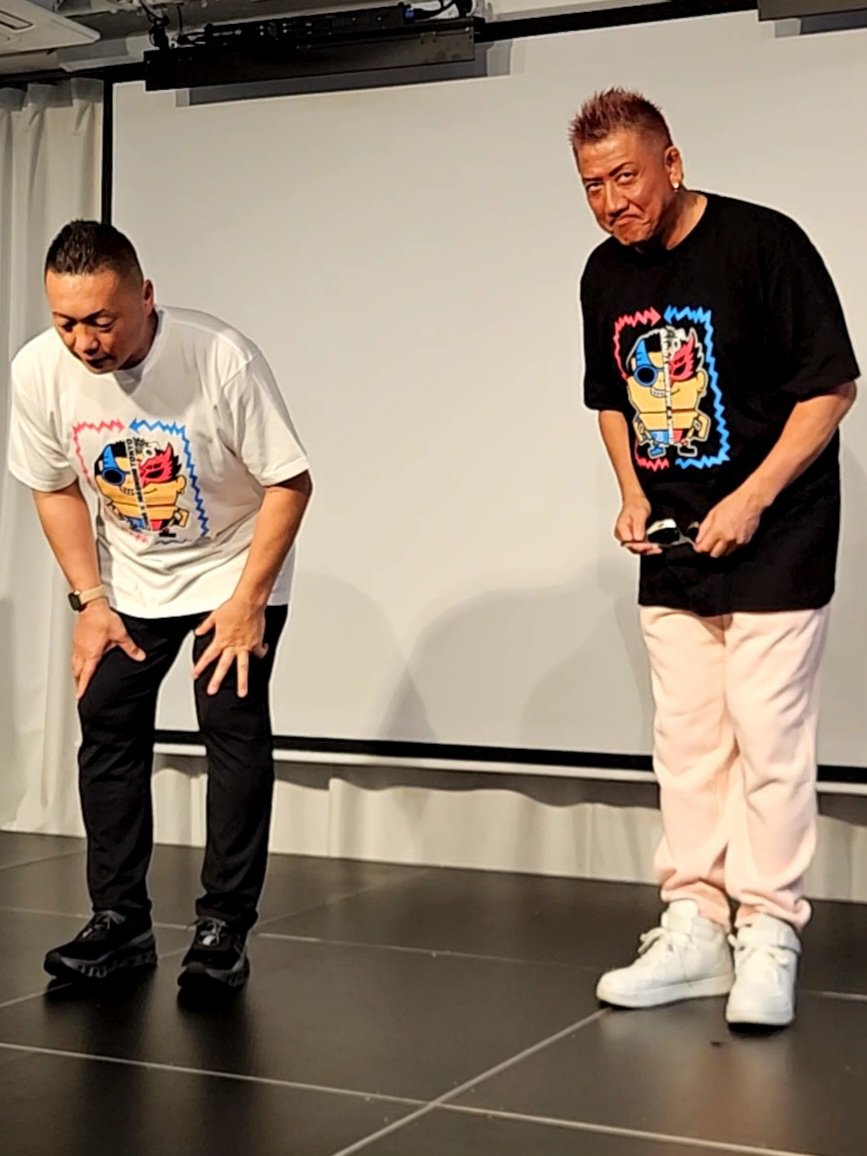akiri0014's tweet image. #CIMA
#マグナムTOKYO 
#2人のビッグショー

時間が押してしまって、CIMAさんもこんな表情でした😄

最後に椅子の片付けの手伝いを少ししたのですが、昔興行終了後に片付けの手伝いをしてサイン入りポスターを貰ったことを思い出してました😊