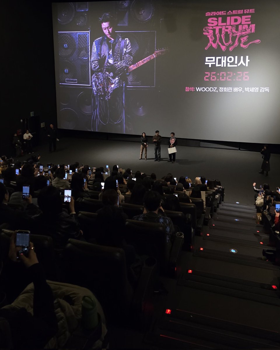 at9film's tweet photo. TEAM 슬스뮤의 첫 무대인사 &amp; GV
운동 많이 될 거야... 🙂‍↕️

오늘 하루 1만보 이상 걸은 박세영 감독 &amp; 우즈 &amp; 정회린 배우
그리고 어김없이 (판넬로) 깜짝 내한한 저스틴 민 배우까지!

#WOODZ #우즈 #저스틴민 #정회린
#슬라이드스트럼뮤트 #슬스뮤
#SLIDE_STRUM_MUTE #SSM #절찬상영중 https://t.co/UGJHCIcHMH