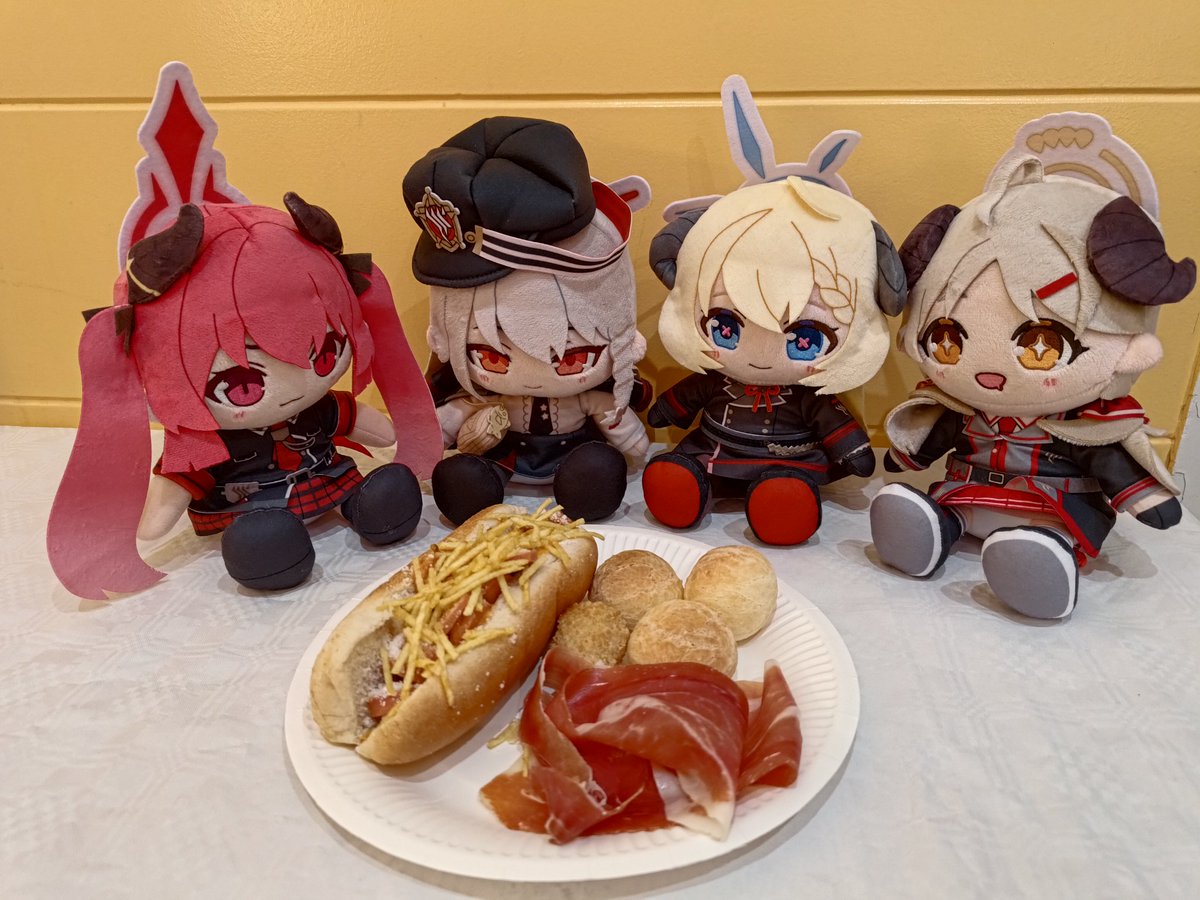 The feast begins! We started with a kikão, some pão de queijo and jamón ibérico!
It's all pretty exotic for the gourmet girls.