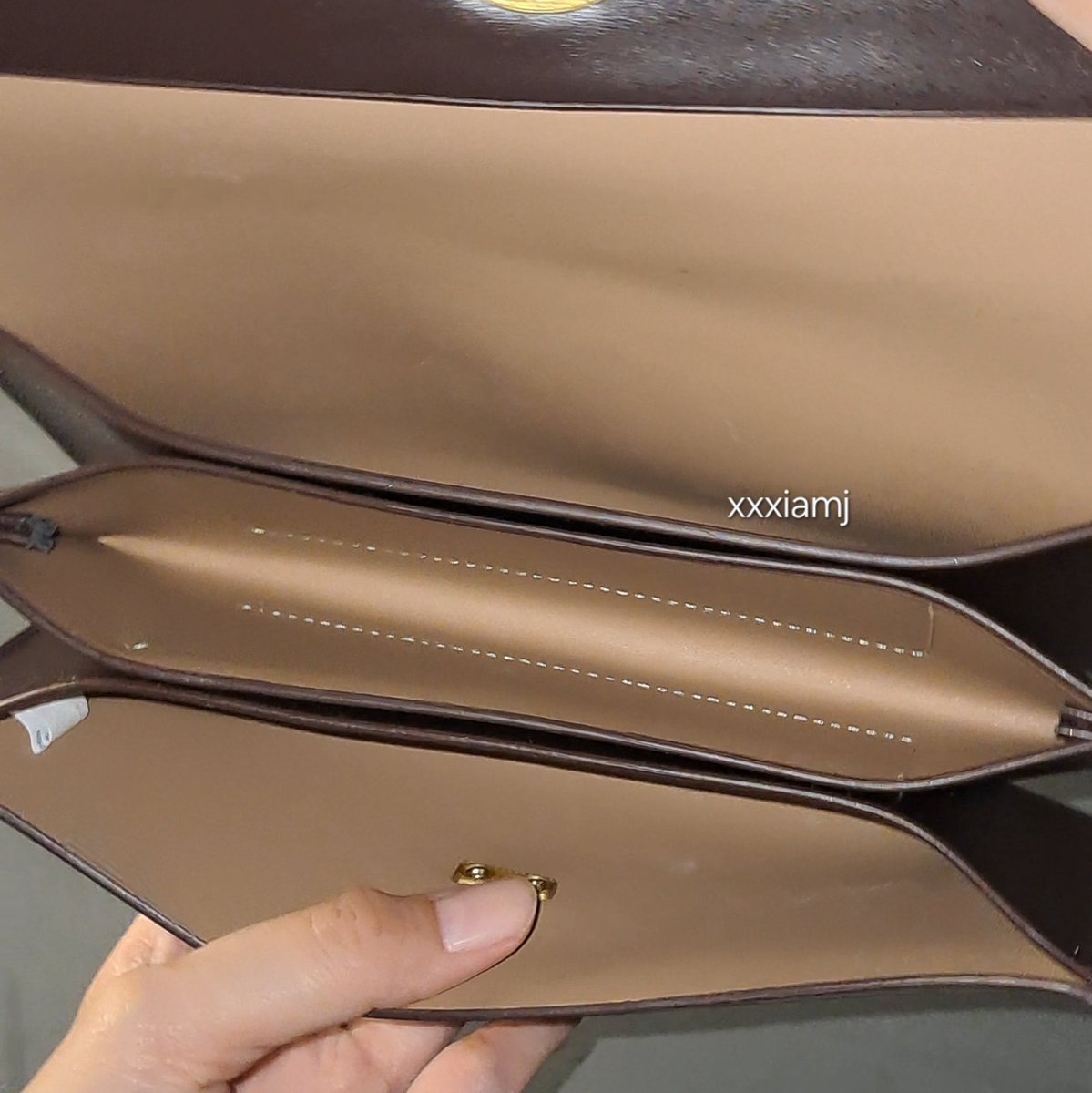 slingbag dari brand lokal warna dark brown cantik🤎 kecil-kecil tapi ada 3 slot 👀