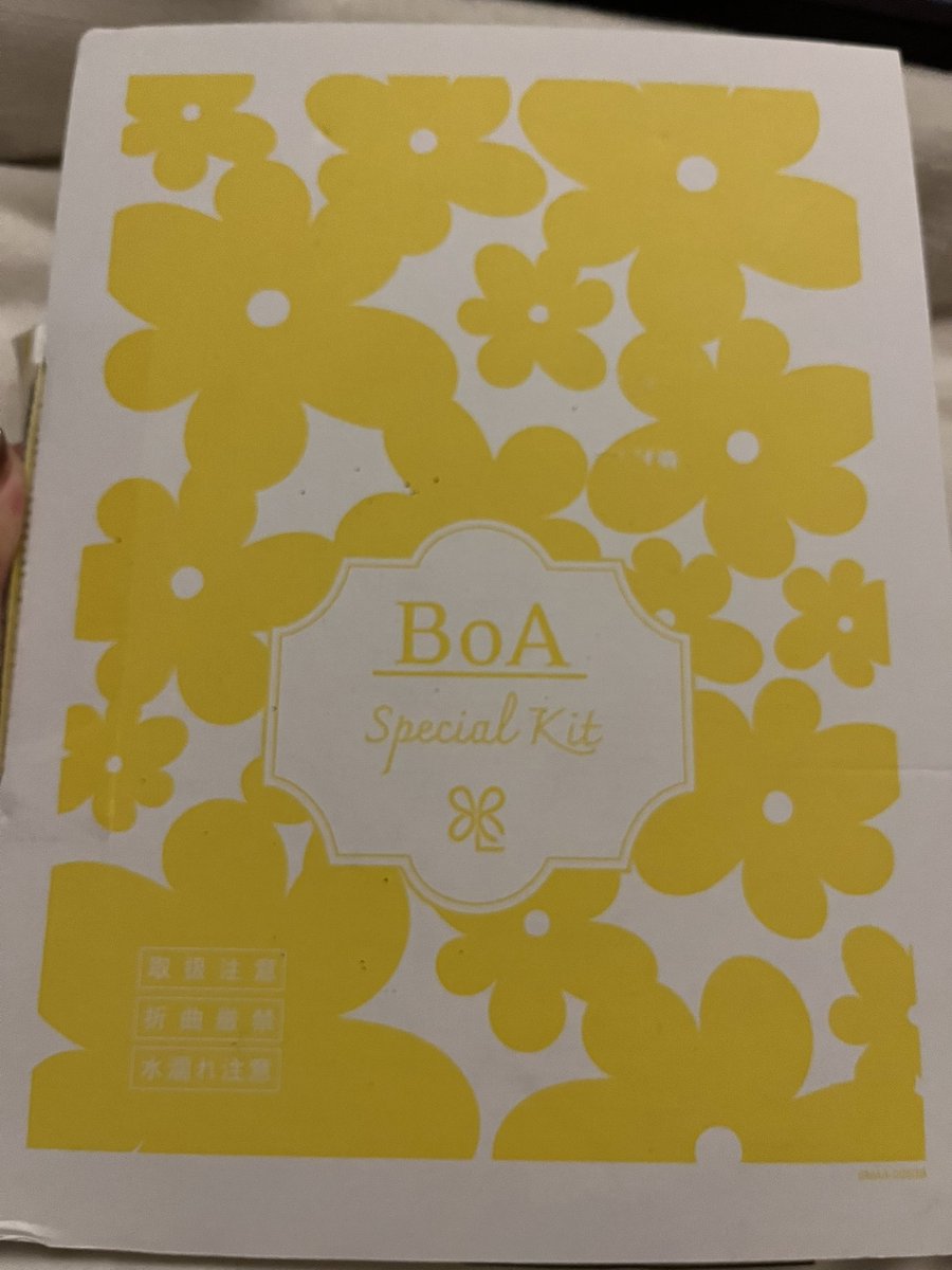 これが最後のsoulからの贈り物🎁
まだ開けられない…。
とりあえずクロネコ便シールが
真ん中上ら辺に貼ってあったので
綺麗に剥がせた👍✨
これを開けたらもう
soulからもらっていたドキドキ💓が
終わってしまうかと思ったら…。
悲しくて…。でも開けたい…。