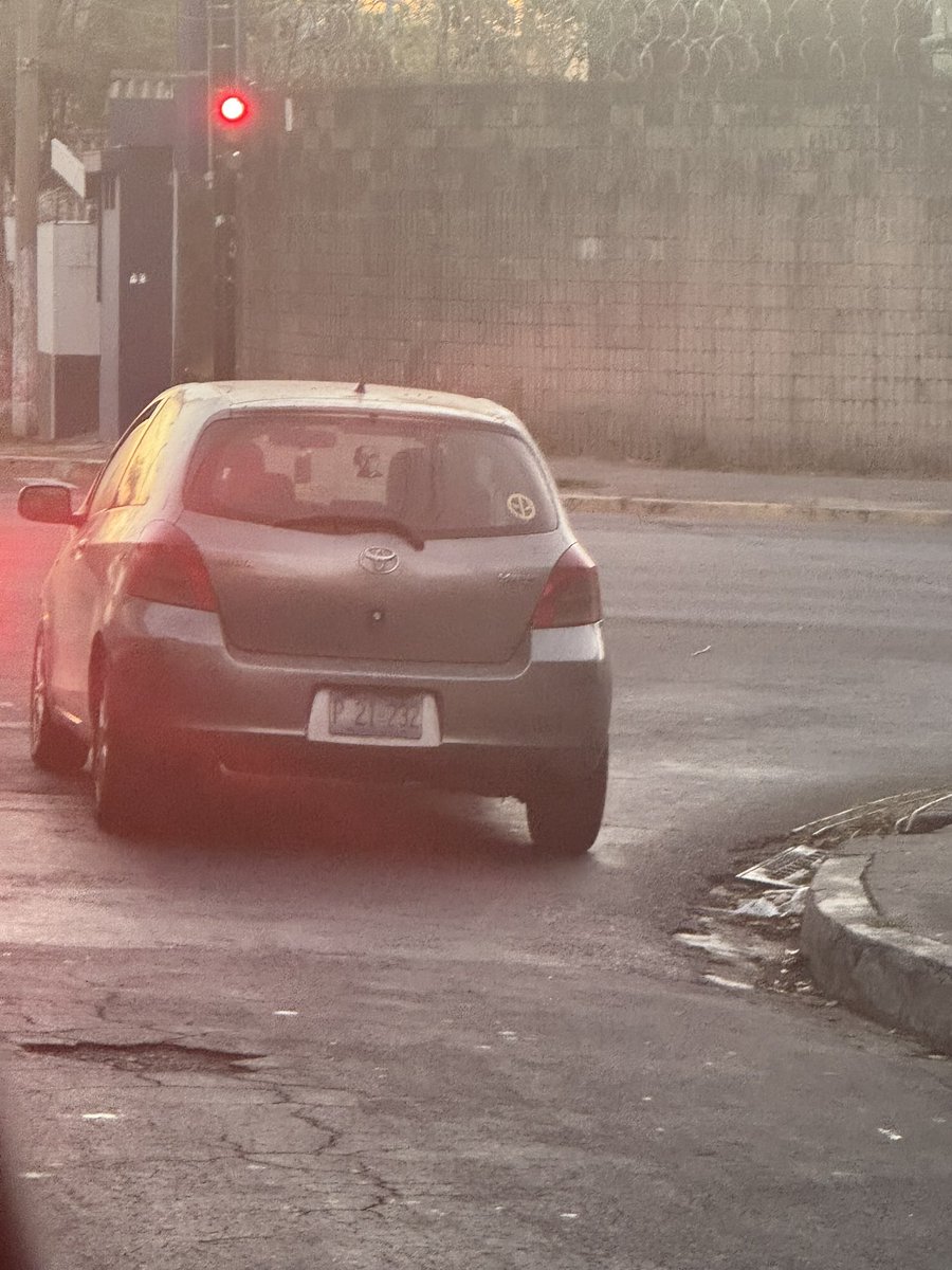renearaujojr's tweet photo. Hoy, entre las 6:00 y 6:10 a. m., en el semáforo de la calle Motocross con el boulevard Constitución, el conductor de este vehículo me golpeó el carro.
En lugar de detenerse para ver qué había pasado, decidió huir bajando por la calle Motocross y perdiéndose sobre la Bernal. https://t.co/NyynKhE8qR