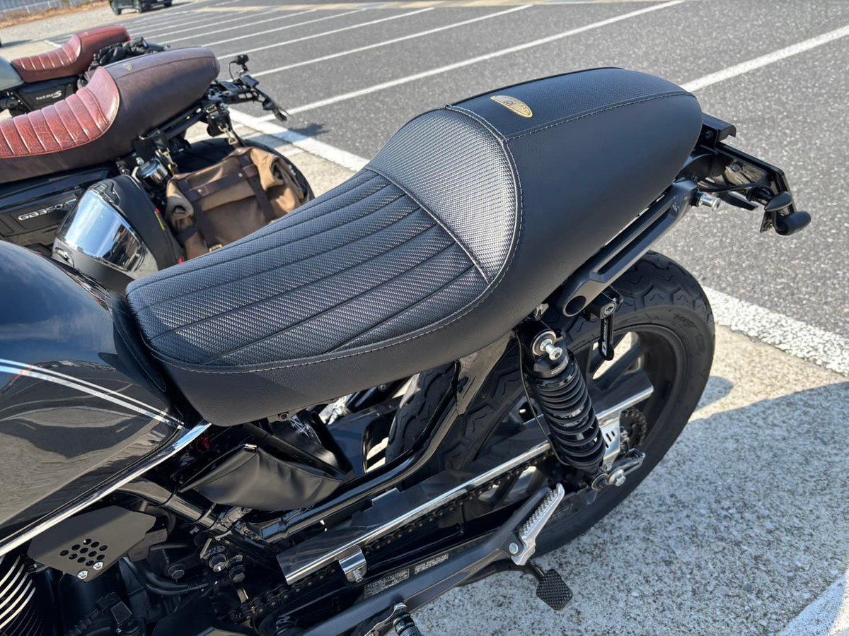 GB350Sにシングルシート装着。 座面は縦タックロール仕様。 そして一部