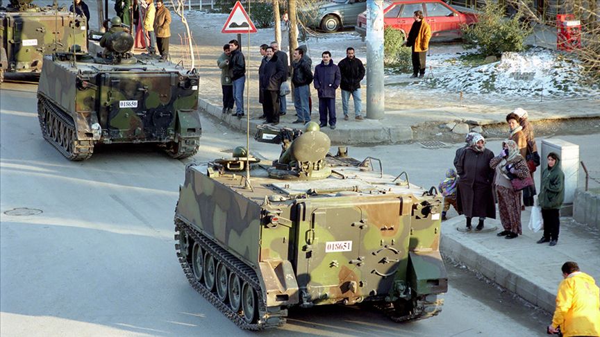 uzunabdurrahman's tweet photo. Bin yıl sürecek dedikleri
28 Şubat “Postmodern Darbe”
Evet; bin yıl bu topraklarda darbecilere ve alkış tutanlara lanet okunacak!

28 Şubat’ta ne olmuştu?

28 Şubat 1997…
Necmettin Erbakan başbakanlığındaki seçilmiş hükümet,
Milli Güvenlik Kurulu’nda alınan kararlarla ağır bir baskı altına alındı.

Süreç, klasik tanklı toplu bir darbe değildi.
Bu yüzden adına “postmodern darbe” denildi.
Amaç;
Siyaseti, bürokrasiyi ve toplumu zorbalıkla “dizayn etmek”.
Ve bir cümle dayatıldı millete:
“Aldığımız kararlar bin yıl sürecek.”

28 Şubatçıların hedefinde kimler vardı?
28 Şubat sürecinde bu milletin öz evlatları hedef alındı:
• Başörtülü üniversite öğrencileri
• İmam hatip liseleri
• Dindar kamu çalışanları
• Anadolu sermayesi
• Muhafazakâr medya

Başörtülü genç kızlar üniversite kapılarında joplandı.
“İkna odaları” kuruldu.
İmam hatiplerin önü kesildi, katsayı engeli getirildi.
Binlerce insan ordudan atıldı ve fişlendi.
Bu ülkenin kendi evlatları, inançları sebebiyle kamusal alandan dışlandı.

O dönem özgür basın ne yaptı?
Batı Çalışma Grubu adıyla bir yapı kuruldu.
Fişleme yapıldı.
Yargıya brifing verildi.
Medya manşetleriyle algı operasyonları yürütüldü.

Dönemin televizyonları ve gazetecileri sürecin parçası oldu.
Manşetler atıldı, hedef gösterildi, özel içeriklerle korku üretildi.

Devletin imkânları ve basının gücü millete karşı kullanıldı.
Ülkeye ekonomik ve sosyal bedel ödetildi
28 Şubat sadece siyasi bir müdahale değildi.
• İşinden edilen memurlar
• Ordudan atılan subaylar
• Başörtüsü nedeniyle eğitimini yarıda bırakan gençler
• İntihar vakaları
• Yurt dışına gitmek zorunda kalan beyinler
Bir nesil travma yaşadı.
İnsanlar yalnızca mesleklerini değil, gelecek hayallerini de kaybetti.
Ve bankaların içi boşaltıldı!
Zulüm ne kadar sürdü?
28 Şubat sürecinin aktörleri iddialıydı.
“Bin yıl sürecek” denildi.

Ama tarih farklı yazıldı.
Zaman ilerledikçe yasaklar bir bir kaldırıldı.
Başörtüsü yasağı kalktı.
Katsayı engeli sona erdi.
İmam hatipler yeniden güç kazandı.
Bin yıl sürecek denilen uygulamalar, 15-20 yıl içinde tarihe karıştı.
Dönemin kudretli paşalarına ne mi oldu?
Yıllar sonra 28 Şubat davaları açıldı.
Dönemin zorba aktörü Çevik Bir ve bazı komutanlar yargılandı.
Mahkûmiyet kararları verildi.

Tarih, bir dönemin güçlü görünen aktörlerini sanık sandalyesine oturttu.

“Bin yıl sürecek” diyenler, mahkeme kararlarıyla mahkûm oldu, rütbeleri söküldü.

28 Şubat: Yenilgi mi, kazanım mı?
Bugün geriye dönüp baktığımızda…
28 Şubat bir travmadır.
Ama aynı zamanda bir bilinçlenme sürecidir.
O gün direnenler,
O gün bedel ödeyenler,
O gün susmayanlar…
Bugün bu ülkenin özgürlük alanlarının genişlemesini sağladı.

Bugün 28 Şubat, baskının değil; direnişin ve millet iradesinin hafızasıdır.
Bin yıl sürecek olan ne?

Evet…
28 Şubat bin yıl sürecek.

Ama yasakları değil.
Faşizan uygulamaları değil.

Bin yıl sürecek olan şey;
Bu topraklarda zulmün hatırlanması.
Adaletsizliğin unutulmaması.
Mazlumun duasının yerde kalmaması.
Ve o günün aktörlerine bin yıl “lanet okunacağı”.
Tarih şunu bir kez daha gösterdi:
Baskı kalıcı değil.
Zulüm ebedî değil.
28 Şubat bir dönemin karanlığıydı.
Ama o karanlık, bir milletin sabrıyla, gayretiyle aydınlık bir bahara dönüştü.