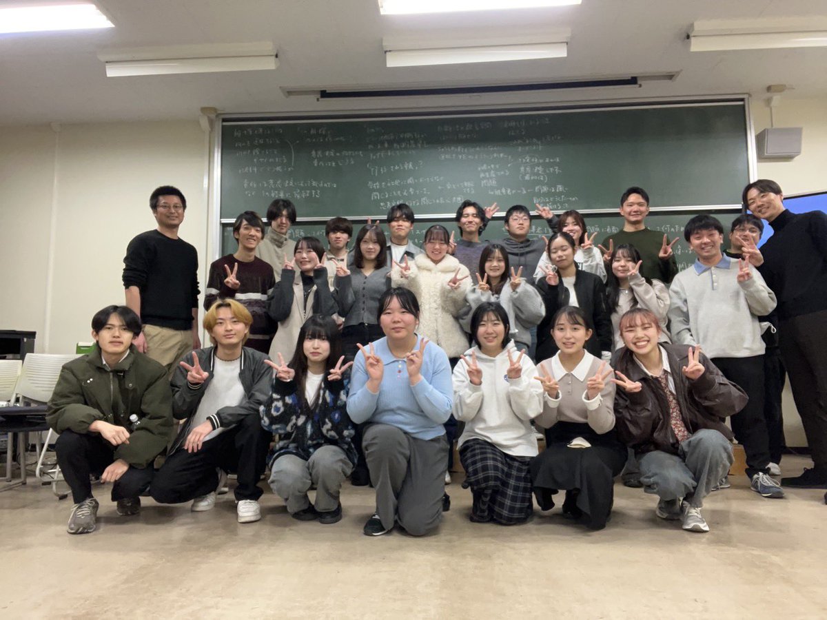 埼玉大学小貫篤研究室との研究交流会を行いました😊
みかんの教材化の発表、承認、ケア、熟議をテーマにした研究構想発表、課題図書についての意見交換、著者である筑波大学唐木清志先生への質問タイムなど充実したプログラムでした📕
#承認　#ケア　#熟議　#社会科の問題解決的な学習とは何か