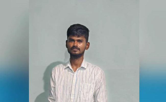 HateDetectors's tweet image. In an incident reported from near #Lakshmeshwar town in #Gadag district, a #Dharwad-based 25-year-old youngster was allegedly murdered by slitting his throat.

The reason for the crime is yet to be ascertained.

The victim, identified as Muhammad Farooq Sheikh Sanadi, a native of
