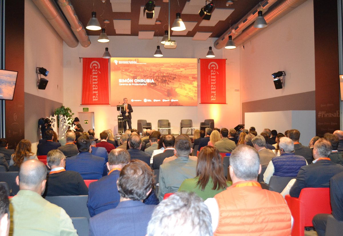 prosevillaport's tweet photo. @prosevillaport y @PuertoDeSevilla han celebrado el encuentro empresarial “Conectando Territorios: Sevilla y Extremadura, alianza empresarial hacia el futuro”. La primera jornada se ha celebrado en Badajoz con el apoyo de la @CamaradeBadajoz y más de 150 asistentes. https://t.co/mQUQMqieCe