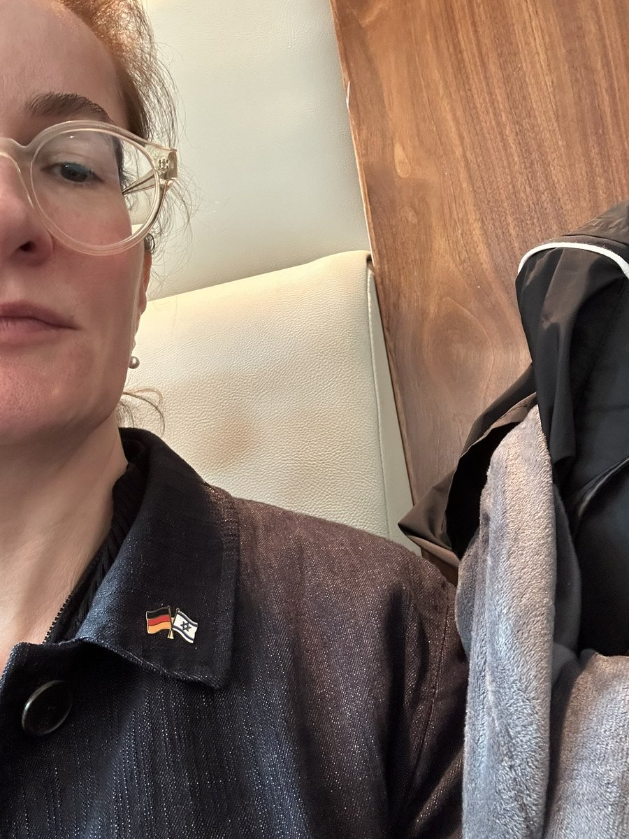 Mein Koffer ist vorhin kaputtgegangen. Alon, der schon das Kaddisch für meine Mutter sprach,  und sein Freundeskreis besorgen mir gerade einen neuen Koffer. Nichts ist vergleichbar mit dem Zusammenhalt, den ich hier erlebe. #TelAviv #Israel