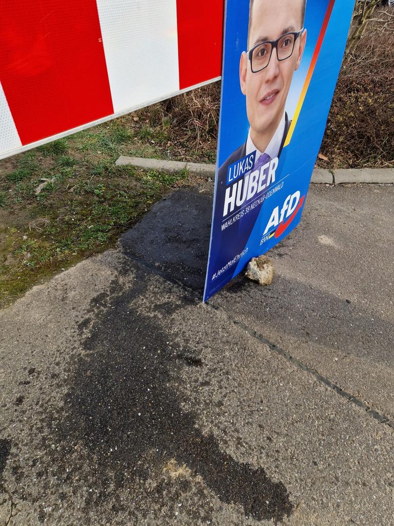 "Info-Stand" am Infostand in Haßmersheim: 

Obwohl ein Passant plötzlich sein Glied entblößte und auf unseren Infostand, ein AfD-Plakat und einen Helfer urinierte, stehen wir weiterhin vor Ort und lassen uns nicht einschüchtern.

Die Polizei sucht nach dem Exhibitionisten.

#afd