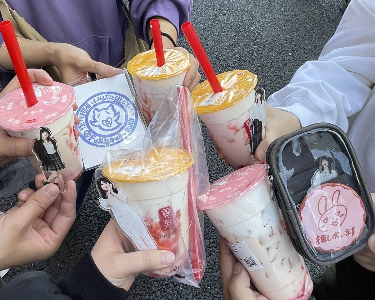 いちご杏仁美味しかった〜！ 帰りの電車で撮ったんだけど、るかるん