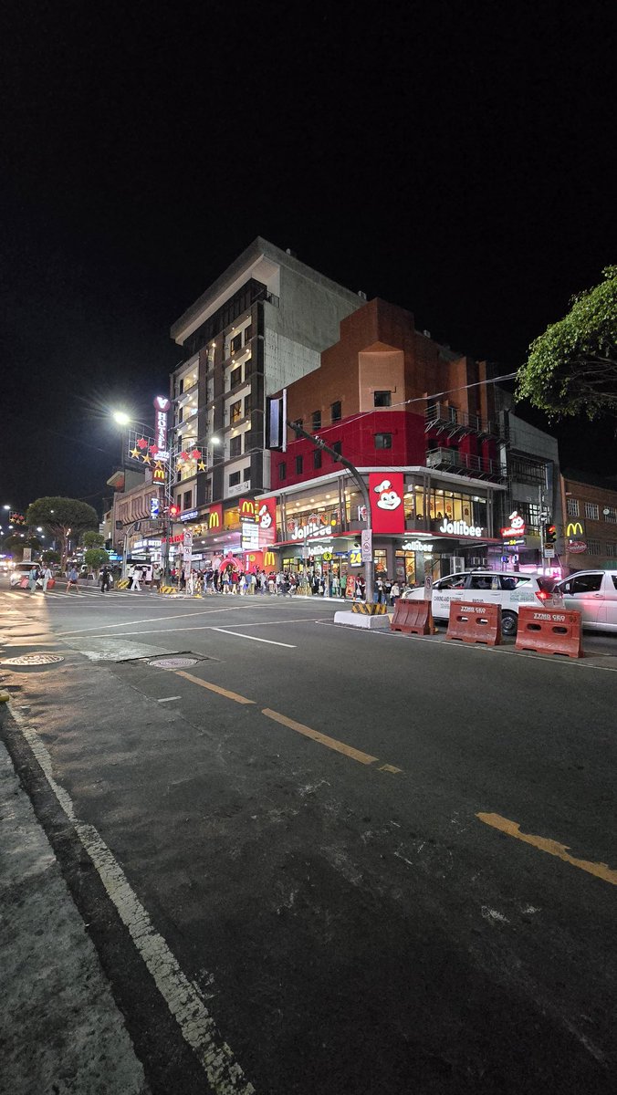 TorogiBoy101's tweet photo. Mukhang di naman masyadong traffic at maraming tao. Naurnong dan sa amin Melvin Jones.🤣🤣🤣
#igorot
#baguio
#panagbenga2026
#sessionroad https://t.co/t9HK3yUluh