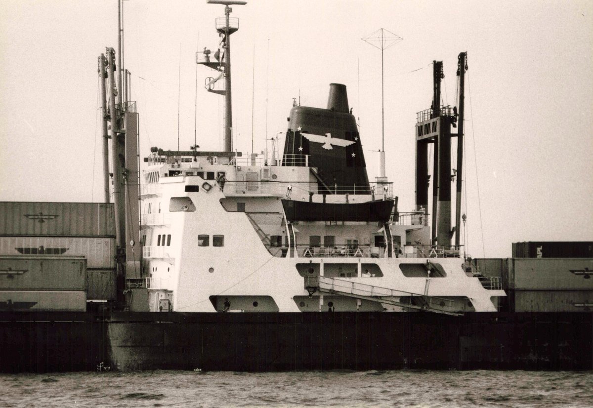 panamaru2's tweet photo. 懐かしい #PRESIDENT_CLEVELAND #IMO6923412
本船は #American_Mail_Line 向けに #MARAD #C5_S_75a_Cargo_ship として1969年 #Newport_News_Shipbuilding で竣工した #AMERICAN_MAIL で1973年 #APL に売却 写真は本牧埠頭に向けた接岸中の本船 ボートデッキ付近で船客がデッキチェアで寛いでいます https://t.co/UDnD7CWsqZ