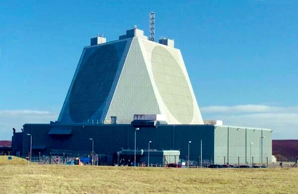 𝗜𝗥𝗔𝗡 𝗗𝗘𝗦𝗧𝗥𝗢𝗬𝗦 𝗨.𝗦. 𝗔𝗡/𝗙𝗣𝗦-𝟭𝟯𝟮 𝗠𝗜𝗦𝗦𝗜𝗟𝗘 𝗘𝗔𝗥𝗟𝗬-𝗪𝗔𝗥𝗡𝗜𝗡𝗚 𝗥𝗔𝗗𝗔𝗥 𝗜𝗡 𝗤𝗔𝗧𝗔𝗥

The IRGC announced the destruction of the American FP-132 radar in Qatar, a long-range early-warning system capable of detecting ballistic missile launches up