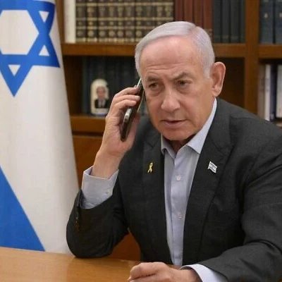 -Tiene que ser el 28. El mismo día de los Goya. Que no les dé tiempo a hacer camisetas.

-Estás en todo, Donaltrún.

-Duermo poco, por la próstata.