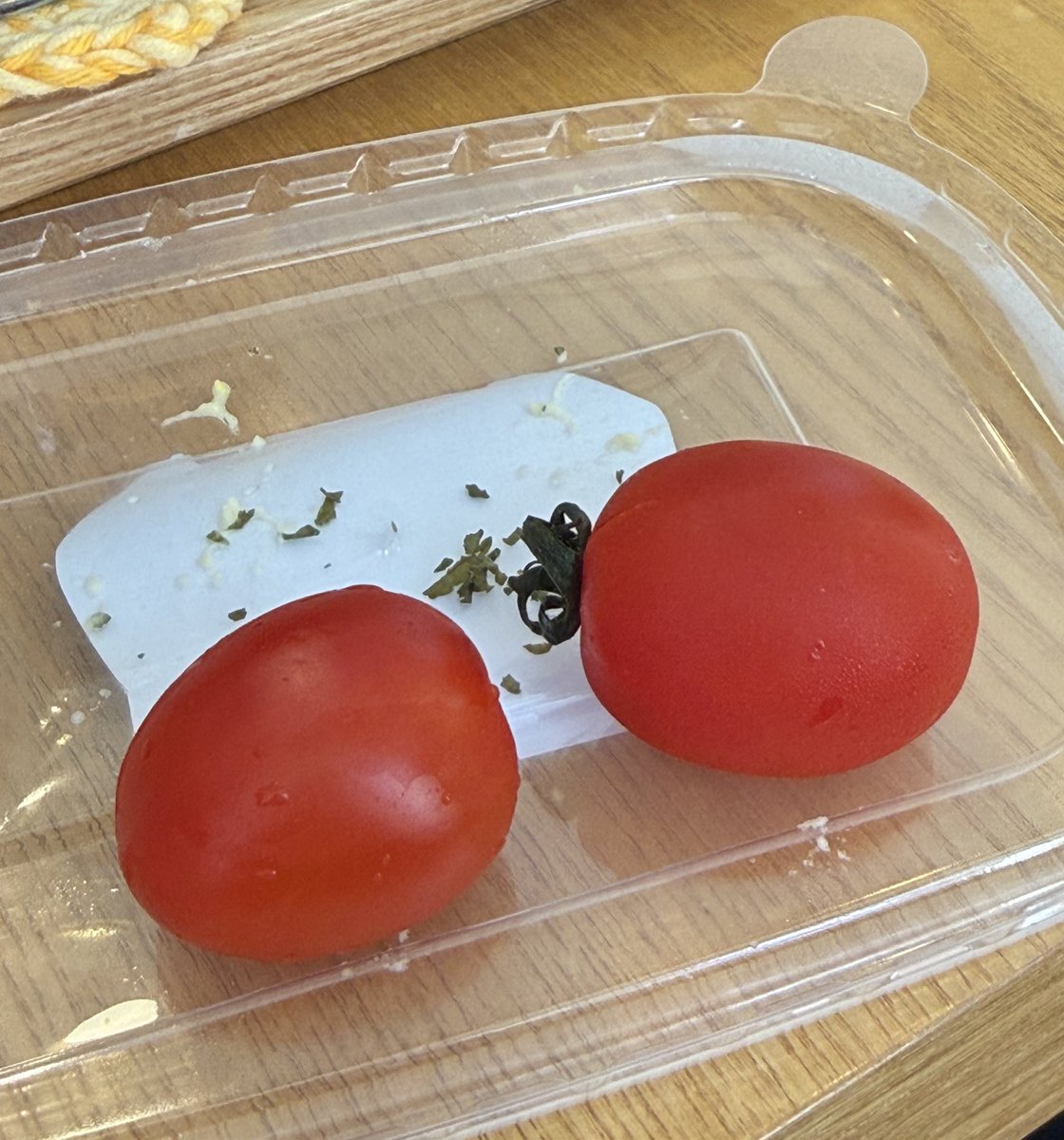 이 방울토마토가 말입니다 돈 주고도 못 사 먹는 방울토마토라는 말임다🌝 주인님께서 주신 소듕 토마토…🤤🤤