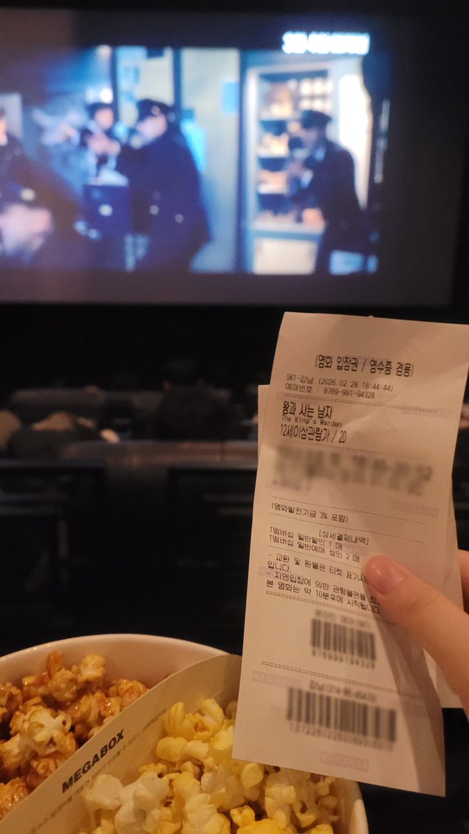 squid_fry_'s tweet photo. 왕사남 막차 탔는데 진짜 가족 앞에서 오열함....
혼자봤으면 얼마나 오열했을지 감도 안잡힘. .
#왕사남 https://t.co/jSkluc27LS