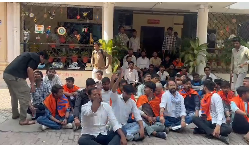 bstvlive's tweet photo. कानपुर : डीएवी कॉलेज में छात्रों का जोरदार प्रदर्शन
➡मांगों को लेकर छात्र पहुंचे प्रिंसिपल कार्यालय
➡कार्यालय में ताला लगाकर खुद को किया अलग
➡प्रिंसिपल के सामने आने पर काली स्याही फेंकी
#Kanpur #DAVCollege #StudentProtest @kanpurnagarpol https://t.co/1QR3SGikJY