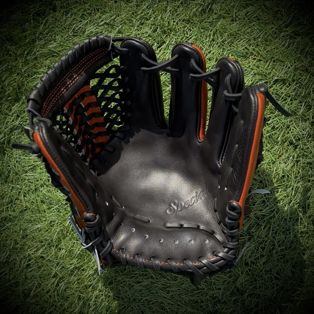 leggera_taka's tweet photo. ──
LE-26 -5mm
27.5cm
折り返しハーフ
ショックウェブ
深くなりすぎない設計
ブラックの落ち着き
明るすぎない
ジンジャーオレンジ
ツヤと、
革の味を楽しむ
Black × Ginger Orange
Black Welting
Black Binding
Orange Stitch
Gunma / K.K
#leggera
#juteru_leather
#finishairshire
#customglove
#baseballglove