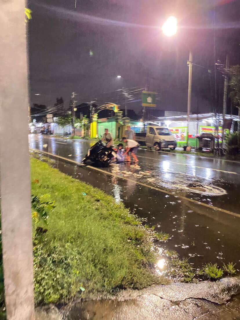 merapi_uncover's tweet photo. [Breaking News] lagi wae terjadi kecelakaan pengendara sepeda motor akibat jalan berlubang di jalan Parangtritis Manding Bantul (selatan pertigaan SMK 1 Bantul)

( ahmadzulfan.h ) https://t.co/qH1kM4teeK