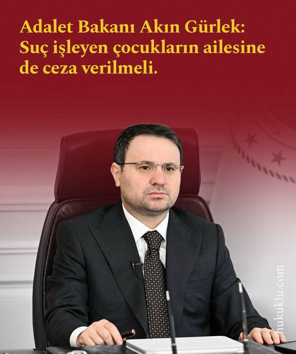 _agustoperez's tweet photo. Bir gün duruşmada hınçla ve nefretle "yargıladığı" ÇHD Genel Başkanı Av.Selçuk Kozağaçlı, o hukuk garabeti tuhaf yargılamanın her yanından fışkıran saçmalıklarını anlatırken, yanlış hatırlamıyorsam "Ceza usul hukukunun temel kavramlarından da bihabersiniz" gibisinden bir laf etti.

Bir süre sonra içine dert olmuş olacak ki, o zamanın mahkeme başkanı olan Sayın Bakan, alakasız bir yerde konuyu tekrar oraya getirdi ve "Öyle konuşmak kolay da, ben Ahmet Gökçen'in Ceza Usul sınavından 100'le geçen tek öğrenciyim" dedi :)

Şu durumda, TCK'yı yazan bir akademisyenin dersinden 100'le geçen bir öğrenci yıllar sonra Adalet Bakanı koltuğuna oturtulup şu lafı edebiliyorsa, bütün hukuk fakülteleri kapatılmalı, hepimizin diploması iptal edilmeli ve hakim/savcı/avukatlar tekrardan hukuk fakültesi okutulmalıdır.