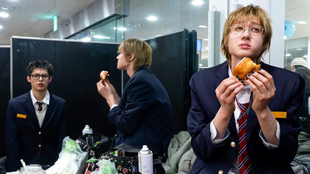 마틴 왤케 빵을 바나나먹는 기영이처럼 먹음