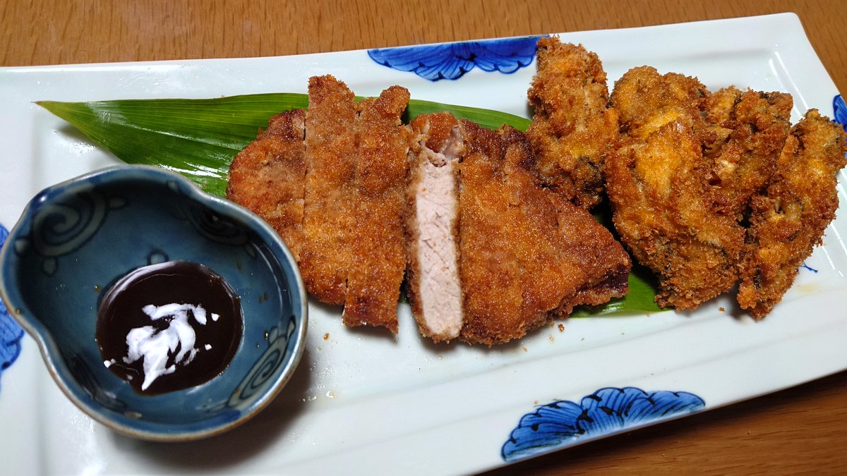 smaxmax's tweet photo. Thick-cut pork loin cutlet and fried oysters from Sado - tonight's dinner is an irresistible combination for lovers of fried food! Luckily, I stopped by the supermarket on my way home and there was a limited-time sale! Echigo Mochi Pork Loin, a brand of pork from Niigata https://t.co/8qcRSC3Y3y