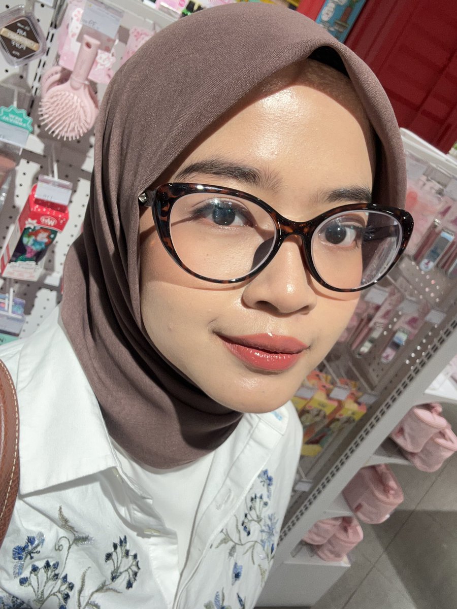 kforkinsley's tweet photo. BEST OF THE BEST produk luxcrime (versi aku)

SKINTINT LUXCRIME 😭🫷🏻BAGUS + NEMU SHADE COCOK ⭐️⭐️⭐️⭐️⭐️ https://t.co/4HFy4uhLl1