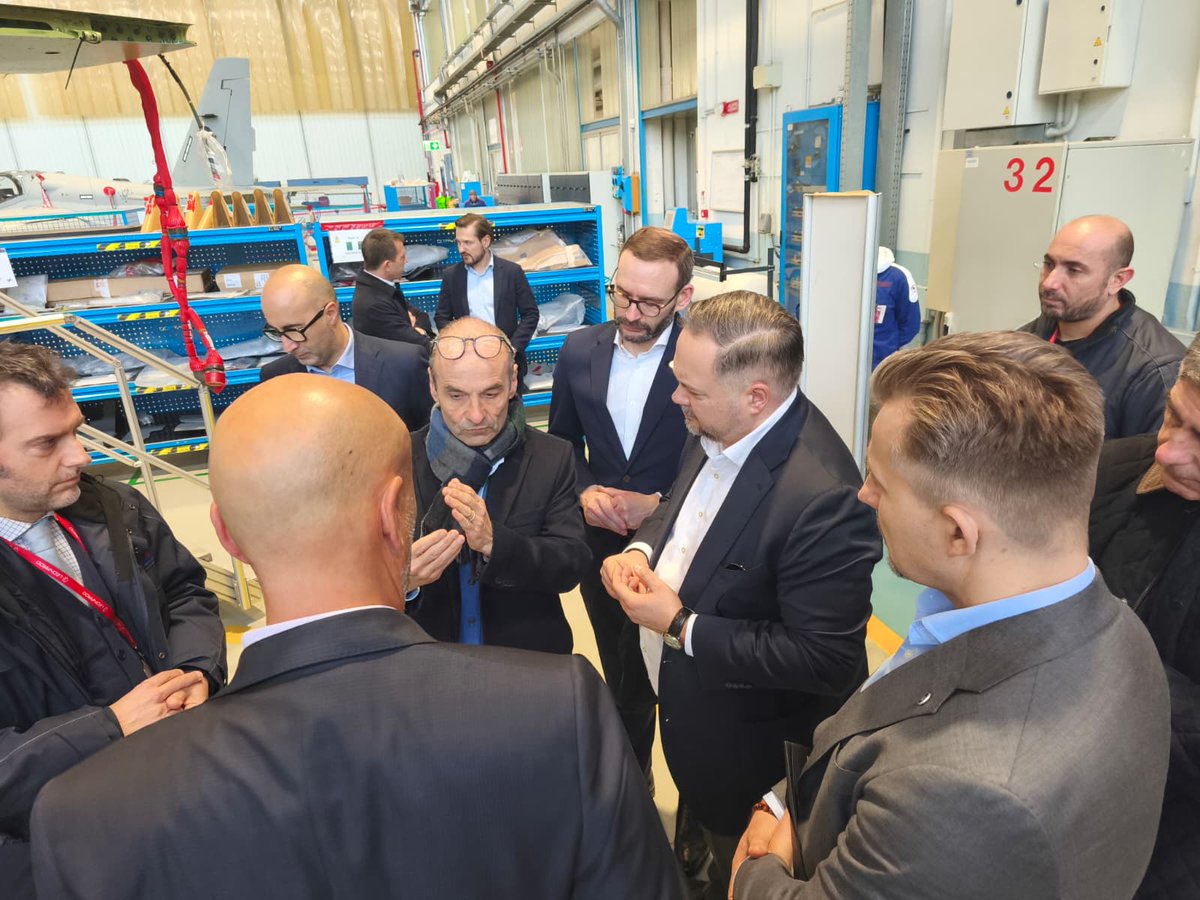 MAPGOVPL's tweet image. 📍Włochy | 📆27.02.2026 r.

🇵🇱🇮🇹 Wiceminister @KonradGolota spotkał się z przedstawicielami włoskiej spółki zbrojeniowej #Leonardo oraz odbył wizytę w zakładach pod Turynem.

💬Rozmowy dotyczyły perspektyw uczestnictwa Leonardo w procesie rozwoju lotniczego segmentu polskiego