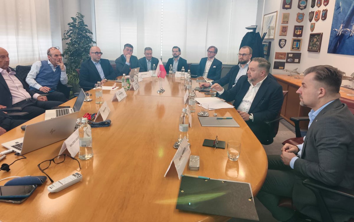 MAPGOVPL's tweet image. 📍Włochy | 📆27.02.2026 r.

🇵🇱🇮🇹 Wiceminister @KonradGolota spotkał się z przedstawicielami włoskiej spółki zbrojeniowej #Leonardo oraz odbył wizytę w zakładach pod Turynem.

💬Rozmowy dotyczyły perspektyw uczestnictwa Leonardo w procesie rozwoju lotniczego segmentu polskiego