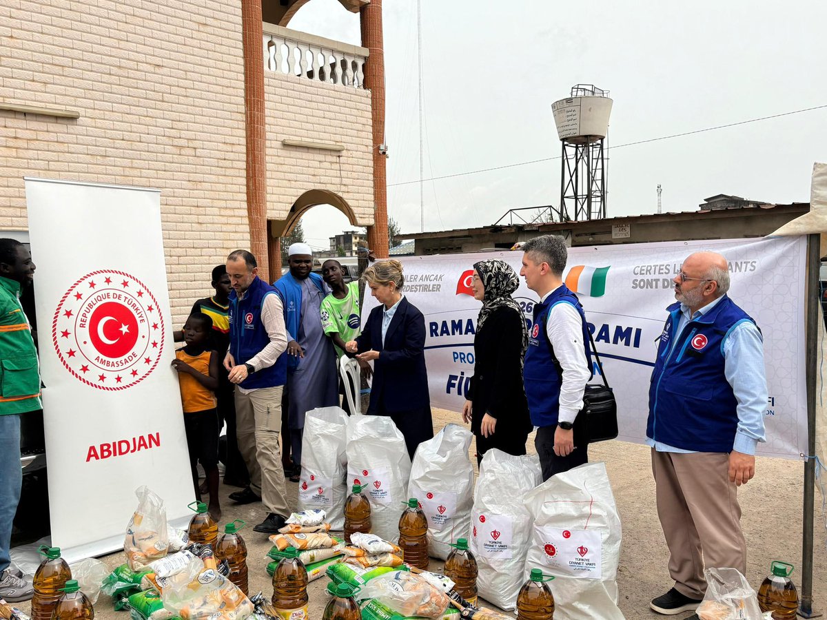 TC_AbidjanBE's tweet photo. Ramazan’da Büyükelçiliğimiz ve @DiyanetVakfi tarafından Fildişi Sahili Körler Derneği’ne verilen yardım paketleri Yopougon’da dağıtıldı. https://t.co/1kX8FGYwcB