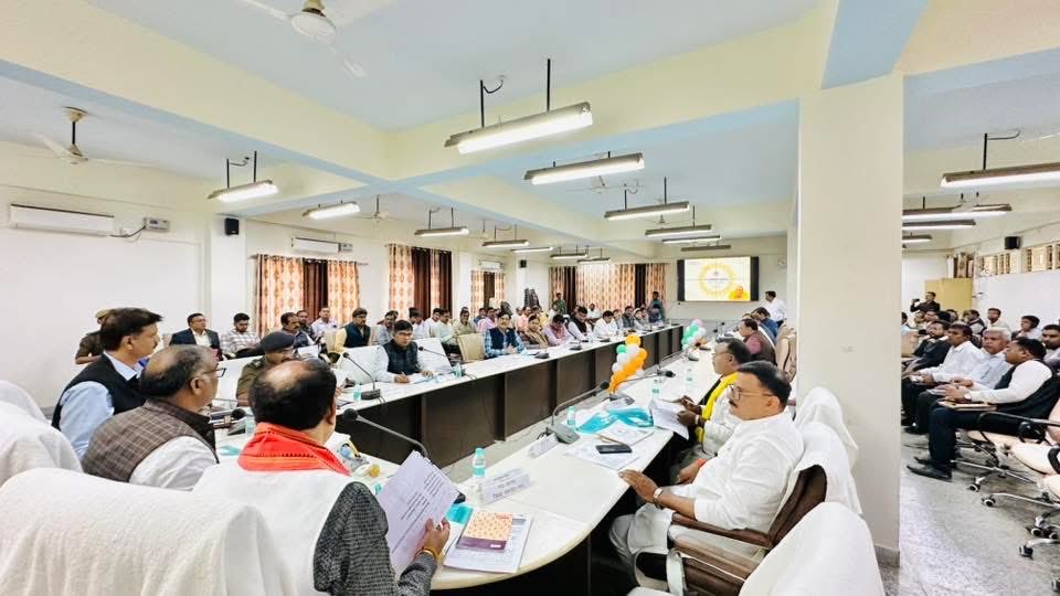 आज प्रभारी जनपद मऊ में कलेक्ट्रेट सभागार में समीक्षा बैठक में विभिन्न विभागों की योजनाओं की प्रगति की समीक्षा की गई। अधिकारियों को निर्देशित किया गया कि जन-कल्याणकारी योजनाओं का लाभ बिना भेदभाव के पात्र लाभार्थियों तक समयबद्ध रूप से पहुँचे।