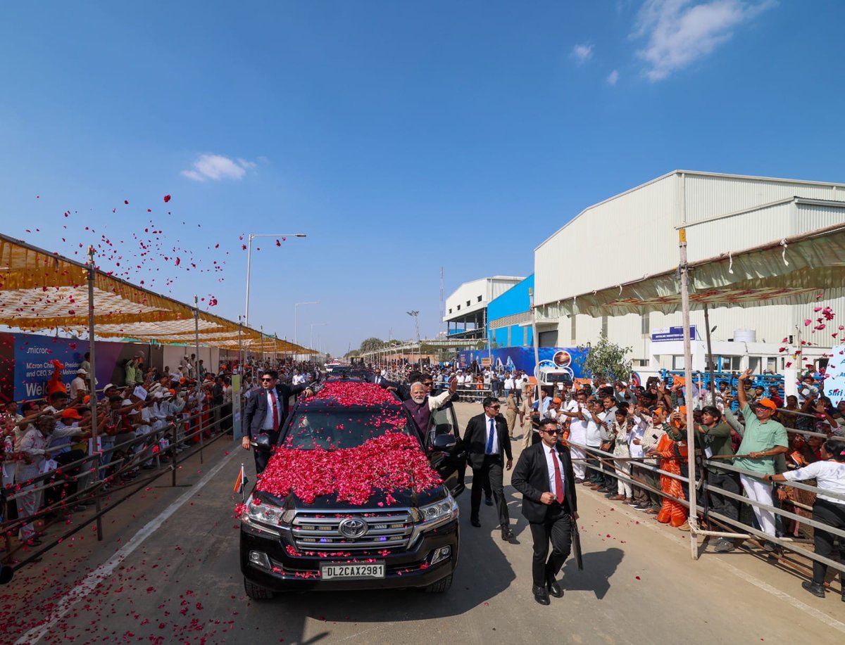 ભવ્ય સ્વાગત, અભૂતપૂર્વ અભિવાદન 

ગુજરાત પધારેલા માનનીય પ્રધાનમંત્રી શ્રી <a href="/narendramodi/">Narendra Modi</a> જીનું સાણંદ ખાતે નગરજનો દ્વારા ઉષ્માભર્યું સ્વાગત કરવામાં આવ્યું.

#SemiconRevolution