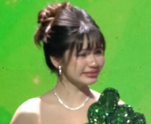 poyangani's tweet photo. my baby must be so overwhelmed. hayaan mo nak pagkatapos niyan makikita mo talaga na mas marami pa kaming nagmamahal sayo. our big winner 

ASHLEY ULTIMATE NIGHT 
#AshleyOurBigWinner 
#AshRaveReunited https://t.co/KHDlmURhl6