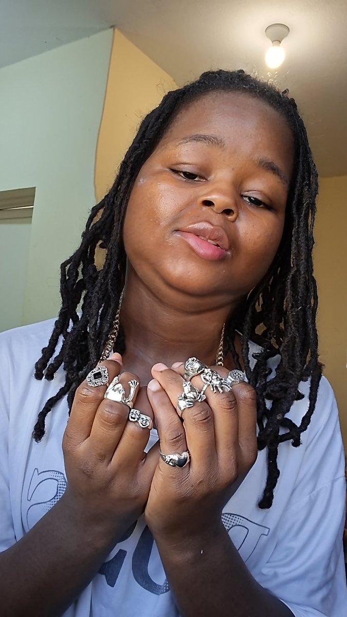 Sisi chude genje Twitter tusijaribu kutishwa hii tl na any other side of Twitter, mnadiglo😭😂