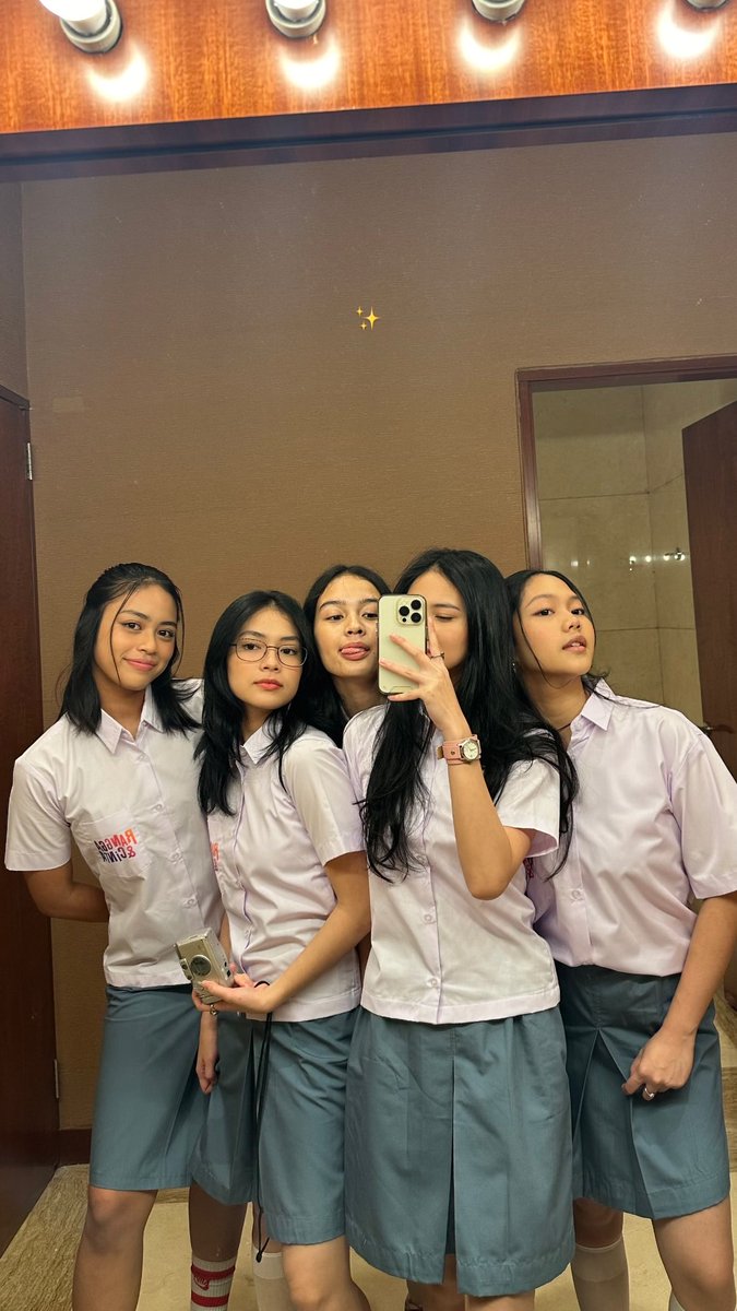 It’s been a year since we got this iconic group selfie from the new Geng Cinta in Rangga &amp; Cinta 😭😭