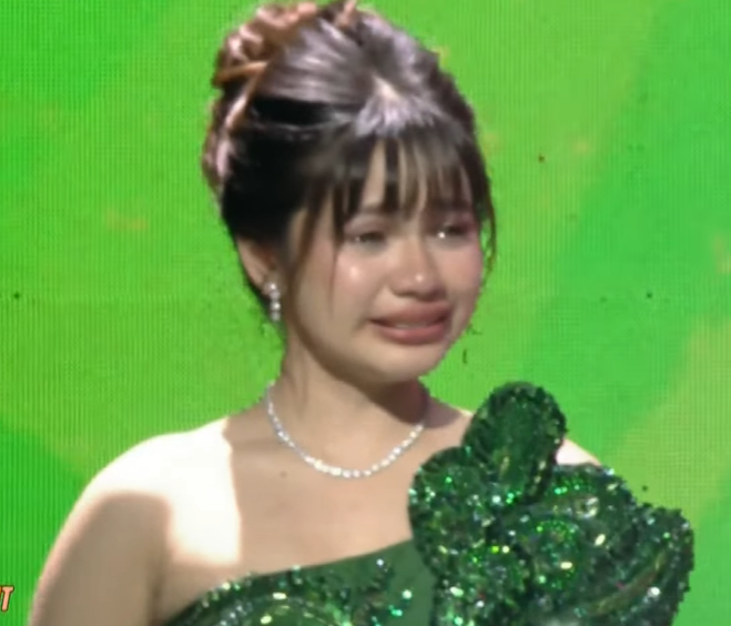 poyangani's tweet photo. my baby must be so overwhelmed. hayaan mo nak pagkatapos niyan makikita mo talaga na mas marami pa kaming nagmamahal sayo. our big winner 

ASHLEY ULTIMATE NIGHT 
#AshleyOurBigWinner 
#AshRaveReunited https://t.co/KHDlmURhl6