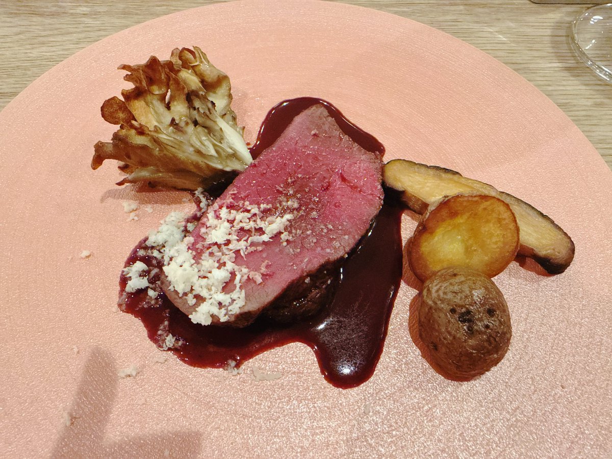 puddinginu's tweet photo. 今年の函館参り、いつものレストランclimat

メインは鹿肉ロースト、ビネガーソース

調理の仕方が職人なんだろうけど、別途提供された脂身が…脂と言えないほど口当たりの良い柔らかでコッテリではなくしっとりした食品に…
もちろん臭みも一切なく

年一のご褒美ごはん🙏 https://t.co/cMAmgPR9Db