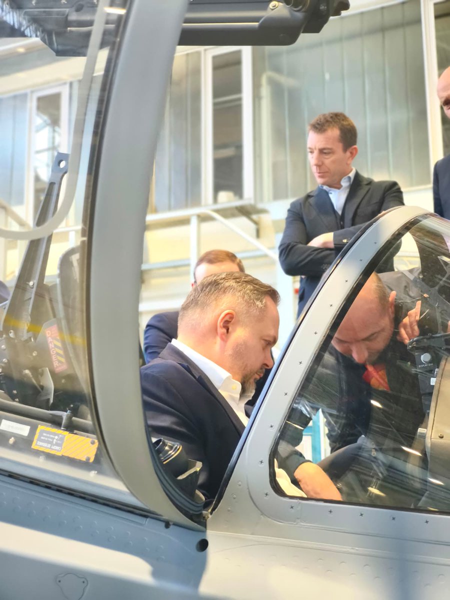 MAPGOVPL's tweet image. 📍Włochy | 📆27.02.2026 r.

🇵🇱🇮🇹 Wiceminister @KonradGolota spotkał się z przedstawicielami włoskiej spółki zbrojeniowej #Leonardo oraz odbył wizytę w zakładach pod Turynem.

💬Rozmowy dotyczyły perspektyw uczestnictwa Leonardo w procesie rozwoju lotniczego segmentu polskiego