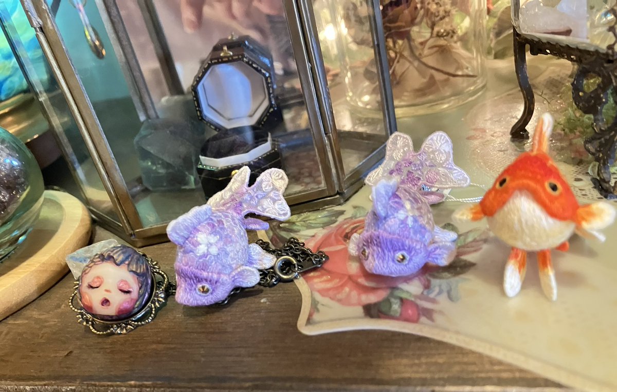 本日とても素晴らしい作品を拝見しましたあらいあさみ様の刺繍の金魚