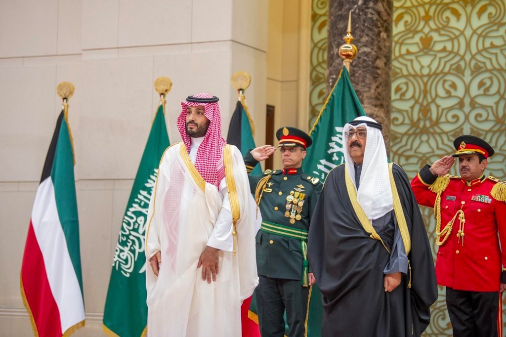 عاجل..

تفاصيل المكالمة بين ولي العهد وأمير الكويت:

ولي العهد الأمير محمد بن سلمان يعرب خلال اتصاله بأمير الكويت عن استنكار وإدانة المملكة الشديدين لهذا التعدي السافر والذي يعد انتهاكا صارخا لسيادة دولة الكويت ومجالها الجوي وللقانون الدولي وميثاق الأمم المتحدة 

أكد سموه وقوف