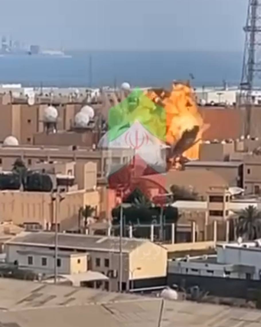 jacksonhinklle's tweet image. 🚨🇮🇷🇺🇸 WATCH: Iranian Shahed-136 scores a DIRECT STRIKE against the U.S. Naval Base in Bahrain

The radar was FULLY DESTROYED
