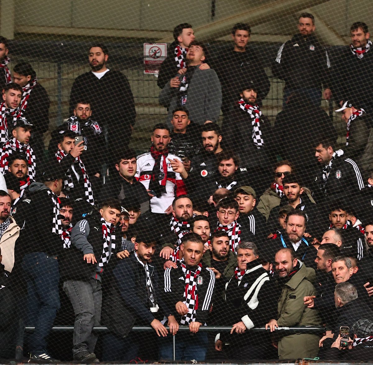 Serdal Adalı, Kocaeli’de deplasman tribününde.