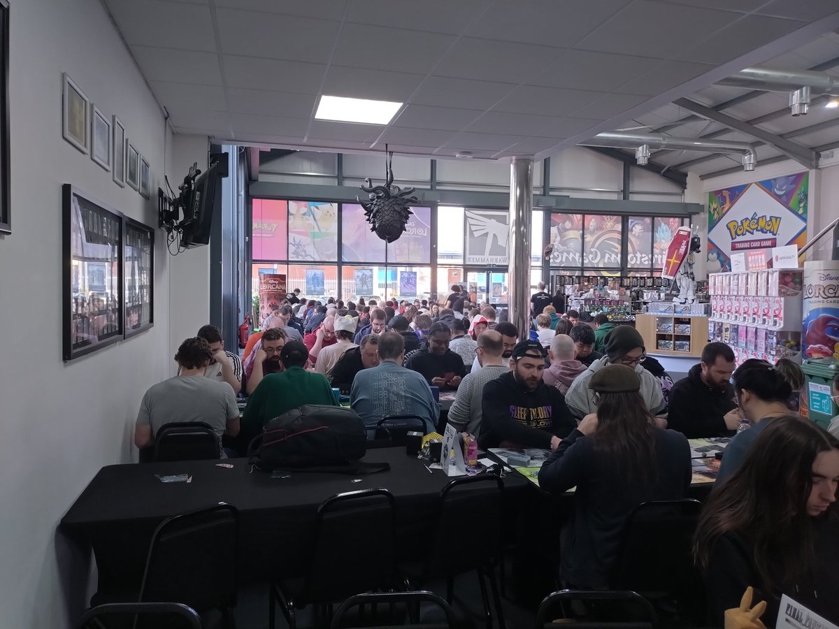 FFTCG_SQEX's tweet image. 本日、そして明日はウェールズ🏴󠁧󠁢󠁷󠁬󠁳󠁿のカーディフにあるFirestorm GamesさんでWinter Cupが開催せれています。初日は発見の旅路27パックを使ったチームシールド！

#FFTCG #Wales #Cardiff #FireStormGames