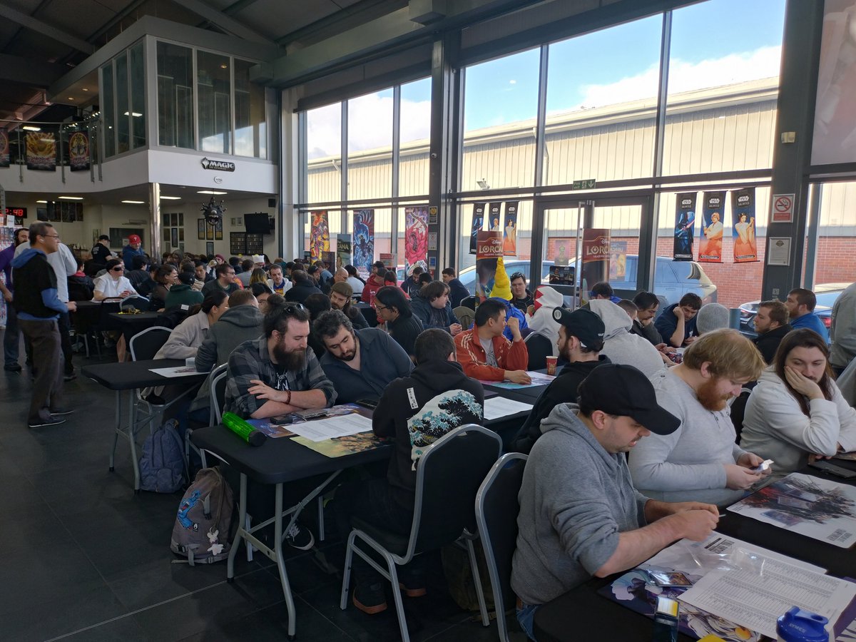 FFTCG_SQEX's tweet image. 本日、そして明日はウェールズ🏴󠁧󠁢󠁷󠁬󠁳󠁿のカーディフにあるFirestorm GamesさんでWinter Cupが開催せれています。初日は発見の旅路27パックを使ったチームシールド！

#FFTCG #Wales #Cardiff #FireStormGames