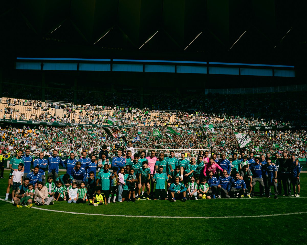 Más de 25 mil locos de la cabeza han asistido hoy al entrenamiento.

Mi familia verdiblanca.

#ElGranDerbi