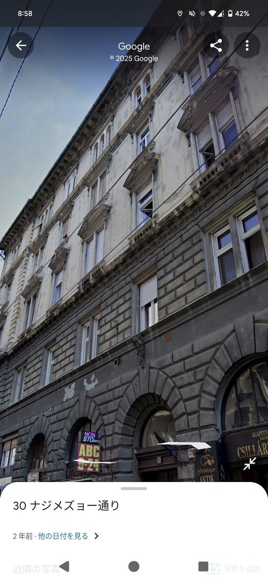 サロモンが住んでそうなアパート画像を探すのにハマっていた時期のやつ　個人的には1枚目がけっこうサロ宅っぽい　煤けたレンガ・錆びた手すり・無造作に置かれた枯れかけの観葉植物　みたいな