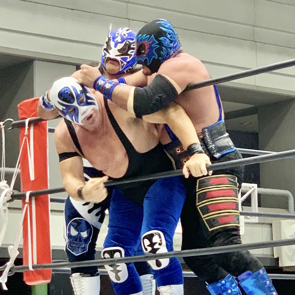 hutoshiii's tweet image. アトランティスパパ
マスク剥ぎの危機に遭うも
場外プランチャで反撃🔥
親分がマスク脱いだのには
彼への敬意が感じられました✨
（2026.2.24 エディオンアリーナ大阪 第2競技場）
#njcmll 
#FantasticaMania2026
#Atlantis 
#UltimoGuerrero