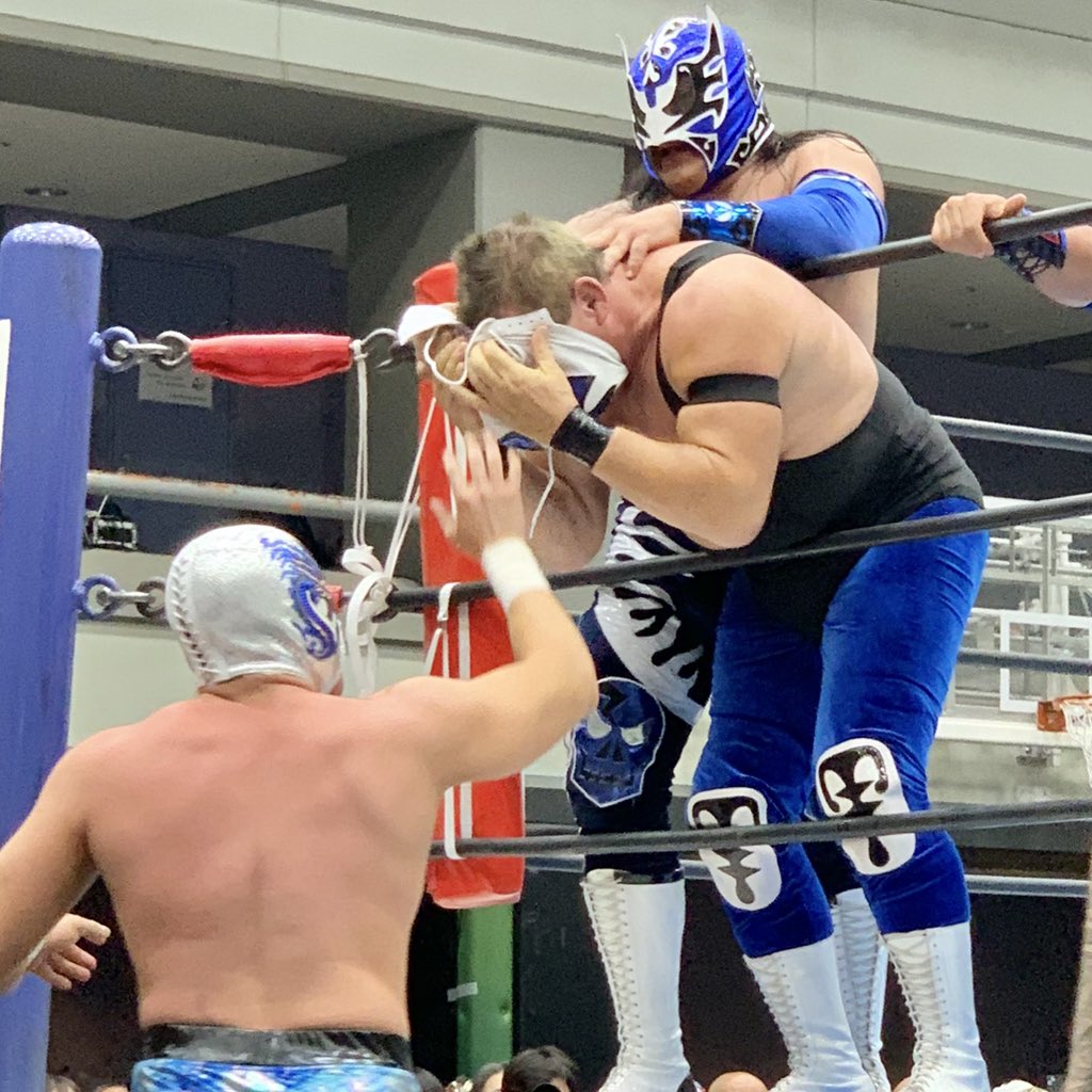 hutoshiii's tweet image. アトランティスパパ
マスク剥ぎの危機に遭うも
場外プランチャで反撃🔥
親分がマスク脱いだのには
彼への敬意が感じられました✨
（2026.2.24 エディオンアリーナ大阪 第2競技場）
#njcmll 
#FantasticaMania2026
#Atlantis 
#UltimoGuerrero